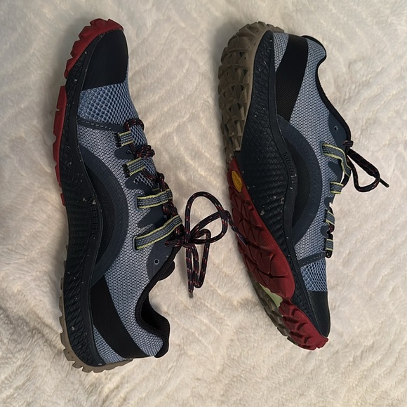 Like new. If you like a super lightweight sleek running shoe these are for you. - Picture 3 of 5